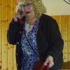 Kabarettistin Johanna Hofbauer, während sie mit einer Freundin telefoniert und sich über ihren Mann, den Neu-Rentner, beklagt. 	