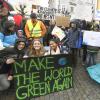 Etwa 100 Schüler der Günzburger Schulen und zahlreiche Erwachsene demonstrierten gestern auf dem Marktplatz für den Klimaschutz. Der „Fridays for Future“-Bewegung schlossen sich europaweit tausende Menschen an.  	