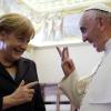 Papst Franziskus und Angela Merkel sind sich nicht in allen Dingen einig. Im November 2014 ärgerte sich die Kanzlerin über den Papst. (Archiv) 