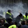 Zusammenstoß mit der Staatsmacht: Demonstranten rennen in Paris durch einen dichten Tränengasnebel.