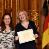 Die Augsburger Schulleiterin Christiane Strom (rechts) hat von 
Generalkonsulin Corinne Pereira  die höchste französische Auszeichnung im Bildungswesen überreicht bekommen.