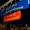 Schon am Eingang zum Christkindlesmarkt im heimeligen Weihnachtsdorf in Ziemetshausen werden die Gäste von einem Schild begrüßt.