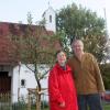 Pfarrer Bernd Fischer und seine Frau 
Elisabeth Krauß-Fischer stehen am vom Sohn gepflanzten Apfelbaum vor der Erlöserkirche im Bärenkeller. 