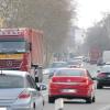 Auch gestern Vormittag quälte sich der Verkehr – wie jeden Tag – durch die Ortsdurchfahrt der Bundesstraße 16 in Dillingen. Lange Kolonnen vor den Ampeln sind keine Seltenheit, sondern ärgerliche Regel. 