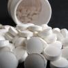 Um Melatonin-Tabletten ist ein regelrechter Hype entstanden. Viele Menschen schwören darauf, dass ihnen das Hormon beim Einschlafen hilft. 