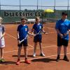 Spaß haben die Knaben 15 beim Tennis, wenn sie auch noch auf ihren ersten Saisonsieg in der Kreisklasse 1 der Jugend warten. Von links Janis John, die Unger-Zwillinge Zeno und Quentin sowie Benedikt Karrer. Es fehlt Fiona Schalk.  	
