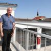Fürs Foto zum Interview wählt Schiltbergs Bürgermeister Peter Kellerer einen Platz an der Sonne: die Dachterrasse des Rat- und Feuerwehrhauses.