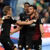 Kevin Volland (l) lässt sich nach seinem 1:0 von seinen Bayern-Teamkollegen feiern.