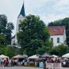 Rund um die Kirche bot sich in Binswangen ein schöner Platz für den Kunsthandwerkermarkt.