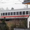 Nah rückt die Bahnlinie im Diedorfer Unterdorf an die Häuser heran. Was den Bahnausbau betrifft, müssen sich die Diedorfer noch gedulden.