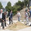 Der Anbau an den Kindergarten Spatzennest in Pöttmes hat im Mai offiziell begonnen. Beim symbolischen ersten Spatenstich (von links): Altbürgermeister Franz Schindele, Architektin Claudia Maria Schwalm, Bürgermeister Mirko Ketz sowie die Gemeinderäte Thomas Golling, Alwin Wagner und Christian Vetter.  	