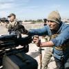 Kämpfer der international anerkannten Regierung feuern ihre Waffen auf die Streitkräfte der selbsternannten Libyschen Nationalen Armee ab.