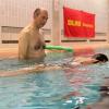 Die DLRG Augsburg bringt im Spickelbad Erwachsenen das Schwimmen bei.