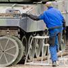 Ein Mechaniker der Bundeswehr steigt auf dem Truppenübungsplatz Munster auf einen Kampfpanzer Leopard 2. Derzeit sind neun von 44 für einen Einsatz vorgesehenen Panzer verfügbar. 