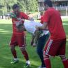 Der Bucher Trainer Harry Haug (Mitte) kam um die obligatorische Sektdusche nicht herum, nachdem seine Mannschaft die Aufgabe in Tiefenbach locker mit 4:0 gelöst hatte und endgültig Meisterschaft und Aufstieg feiern konnte. 	