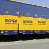 Diese gelb-blauen Lastwagen sind bekannt. Der Dachser-Konzern sitzt in Kempten und ist eines der führenden Logistik-Unternehmen Europas.  	 