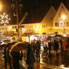 Trotz des Regens strömten am Samstagabend die Besucher zum Aindlinger Weihnachtsmarkt. Zur Eröffnung war der Marktplatz voller Menschen. 	 	