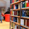 Viele Büchereien im Landkreis haben nach wie vor nur gedruckte Bücher im Angebot. Vor allem in der Stadtbücherei Günzburg aber erleben auch E-Books einen Boom.
