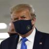 US-Präsident Donald Trump lehnt Masken in der Corona-Krise für sich selber eigentlich ab - nun hat er bei einem Besuch in einem Militärkrankenhaus bei Washington doch einen Mund-Nasen-Schutz getragen.