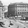 So sah der Königsplatz um 1950 aus. Rechts im Bild der so genannte „Pilz“, der vielen jungen Augsburgern als Treffpunkt diente. Vorne rechts und im hinteren Teil des Bildes „rattern“ die damals gängigen Straßenbahnmodelle durchs Bild. 