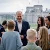 Bundeskanzler Olaf Scholz (SPD) führt eine Schülergruppe aus Berlin im Rahmen der Sat.1-Sendung "Kannste regieren?" durchs Kanzleramt. Doch seine Politik orientiert sich an den alten Wählern.