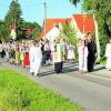 Ein farbenprächtiges Bild bot der Kirchzug durch Kleinhohenried anlässlich des 100-jährigen Jubiläums des Bürgervereins am Samstag (linkes Bild). Gottes Segen erbat Pfarrer Pero Ljubicic für die restaurierte Gründungsfahne im Rahmen eines Ökumenischen Wortgottesdienstes (rechtes Bild). Fotos (4): Uwe Kühne