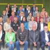 Landrat Klaus Metzger (unten, Zweiter von rechts) und der Aichacher Bürgermeister Klaus Habermann (unten, rechts) zusammen mit den Teilnehmern der Auftaktveranstaltung am Deutschherren-Gymnasium in Aichach.