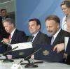Sein größer Moment: Umweltminister Jürgen Trittin und der damalige Bundeskanzler Gerhard Schröder (SPD) unterzeichen am 11. Juni 2001 mit den Chefs der Energiekonzerne den Ausstieg aus der Atomkraft. 