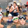 Im Friedberger Hallenbad gibt Weltstar Franziska van Almsick Grundschülern Tipps für eine gute Schwimmtechnik.