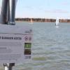 Schilder warnen seit einigen Jahren vor der Gefahr durch giftige Blaualgen am Mandichosee. Der Stausee wird nun zum Schwerpunkt eines Forschungsprojekts.