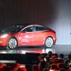 Tesla-Chef Elon Musk mit dem neuen Tesla-Fahrzeug Model 3. 