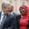 Bundespräsident Joachim Gauck und Asma Abubaker Ali, die aus Nordafrika geflohen ist, unterhalten sich bei einer Gedenkstunde zum ersten bundesweiten Gedenktag für die Opfer von Flucht und Vertreibung.