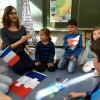 Die Farben der „tricolore“ – der französischen Flagge – kennen die Zweitklässler der Elias-Holl-Grundschule schon. Lehrerin Tanja Schmid vermittelt ihnen spielerisch die Sprache des Nachbarlands. Französisch gilt als vergleichsweise schwierig zu lernen. Aber nicht für Kinder, sagt Sprachexperte Heiner Böttger.  	
