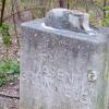 Kopf ab: Die Hasenskulptur, die am Wertinger Riedberg auf das Hasenbrünnele hinweist, wurde beschädigt. 	