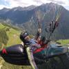 Hans Walcher überfliegt das Pustertal in Südtirol. Trotz des traumhaften Ausblicks muss ein Gleitschirmpilot immer aufmerksam sein. Es gilt, günstige Aufwinde und Gefahren zu erkennen.  	