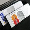 Worauf müssen sich die Inhaber von Kreditkarten einstellen, wenn die Europäische Union die Gebühren reguliert? Während die einen sagen, das Bezahlen werde für die Kunden günstiger, warnen andere vor steigenden Preisen.