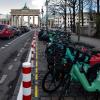 E-Scooter und Leihfahrräder stehen an der neuen Jelbi-Station am Brandenburger Tor.