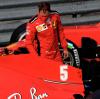 Sebastian Vettel schaut sich nach Rang zwölf in Imola noch einmal genau seinen Rennwagen an. Mit dem Ferrari kommt er weiter nur schwer klar.