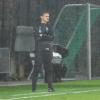 So ein Trainerleben ist auch nicht immer angenehm: Thomas Wörle im strömenden Frankfurter Regen. 