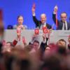 Abstimmung beim SPD-Sonderparteitag in Bonn: Die Sozialdemokraten wollen Verhandlungen mit der Union aufnehmen.