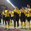 Die Spieler von Borussia Dortmund verabschieden sich mit Applaus von den nach Monaco mitgereisten Fans.