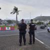Einsatz weit entfernt der Heimat: Französische Gendarmen patrouillieren an einem Kreisverkehr auf der südpazifischen Inselgruppe Neukaledonien.