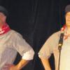 Die beiden Kabarettisten Ludger Wilhelm (links) und Andreas Breiing brechen in „Original Sauerländer Tracht“ eine Lanze für die Integration von aussterbenden Stämmen wie die Sauerländer und die Schwaben. 