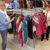 Bevor der Rot-Kreuz-Laden seine Türen öffnet, sortieren an diesem Tag (von links) Anne Schmieder, Vroni Paul-Weber und Erika Kalischek die neuen Kleidungsstücke. 	