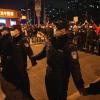 Polizisten bilden eine Linie, um Demonstranten in Peking zu stoppen.
