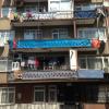 Satellitenschüsseln an den Wänden, Wäsche am Balkon: Hier ist Erdogan aufgewachsen. 	