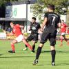 Der Rettungsversuch von Merings Julius Drevs (links) kommt zu spät, Mehmet Levet (Zweiter von links) hatte den Ball schon Richtung Tor bugsiert. Bernd Scheu (Nummer 7) konnte beim Treffer zum 3:0-Endstand für den FC Gundelfingen auch noch einen „Assist“ für sich verbuchen. 