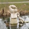 Auch die Enten finden die Skulptur „Befreiung“ im Krumbacher Stadtgarten offenbar recht sympathisch.  	