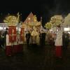 Für den Frieden beteten rund 500 Gläubige bei einer Lichterprozession durch die Wemdinger Altstadt. Das Bild entstand auf dem Marktplatz.
