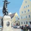 Alte Tradition: Kranzniederlegung am Tilly-Denkmal in Rain durch Paula Karjalainen, Kari Kiira und Matti Pesonen – im Hintergrund 3. Bürgermeister Rainer Wilhelm. 